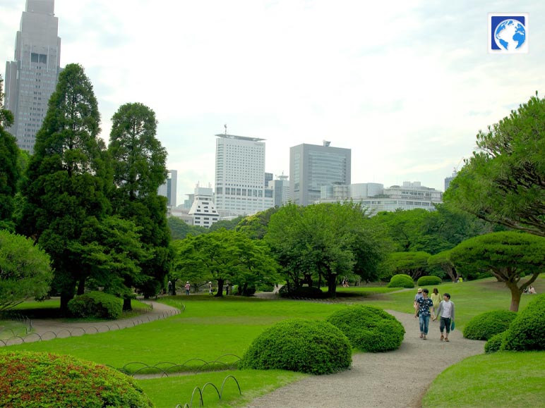 Gyoen Park: Nature's Canvas Amidst Urbanity